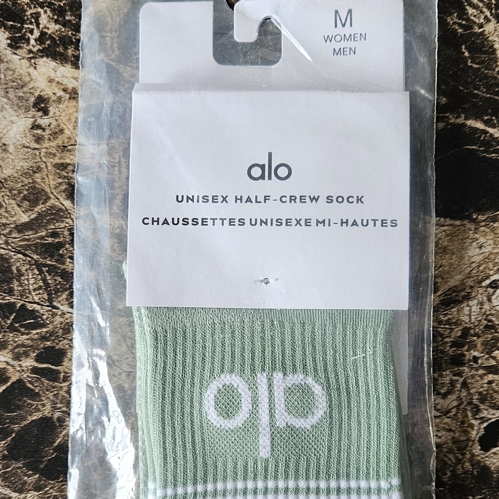NWT-ALO Yoga Unisex Half-Crew Socks in Sage Green with White Stripe